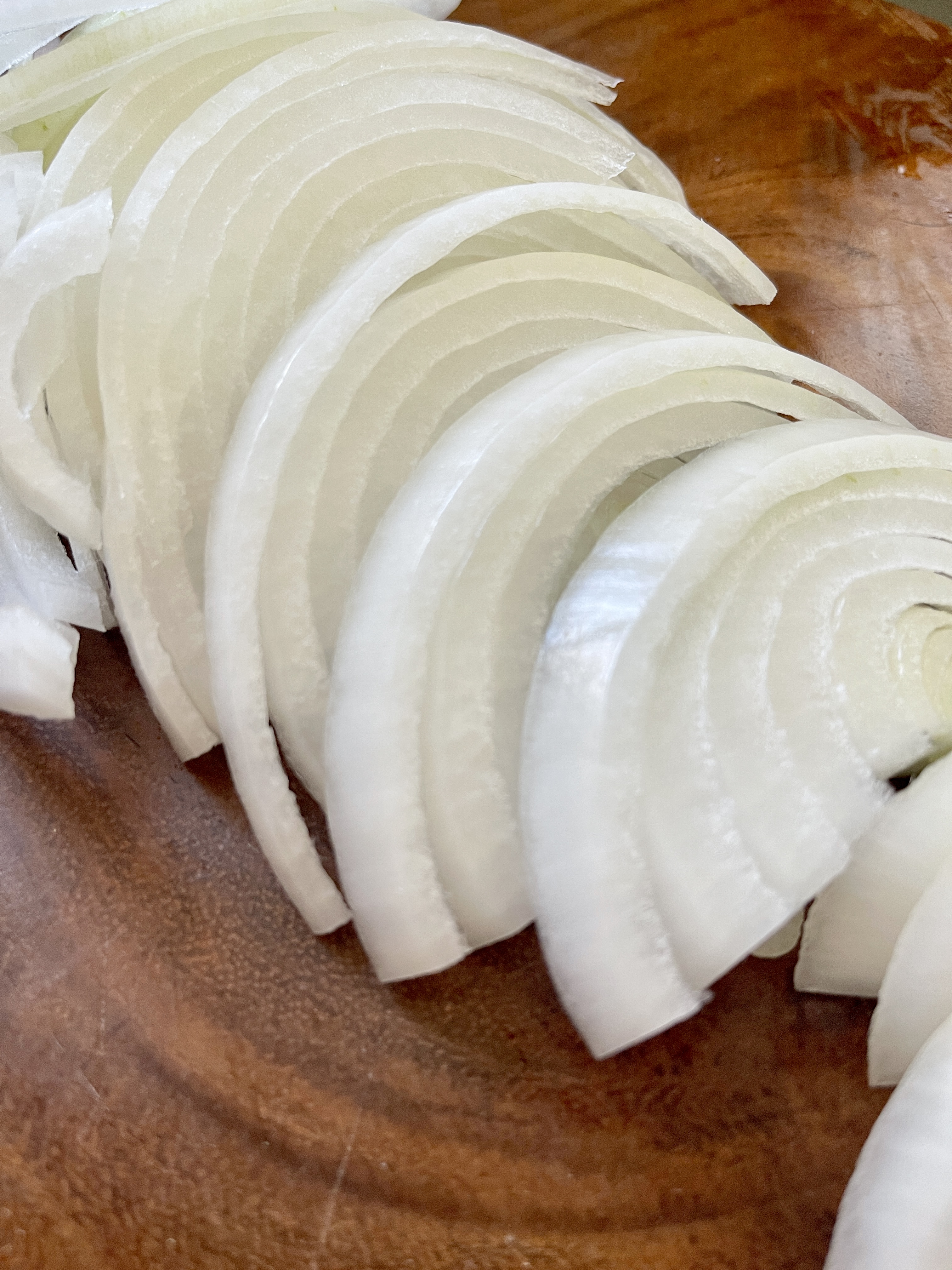 Sliced onion for the bottom of the roast 