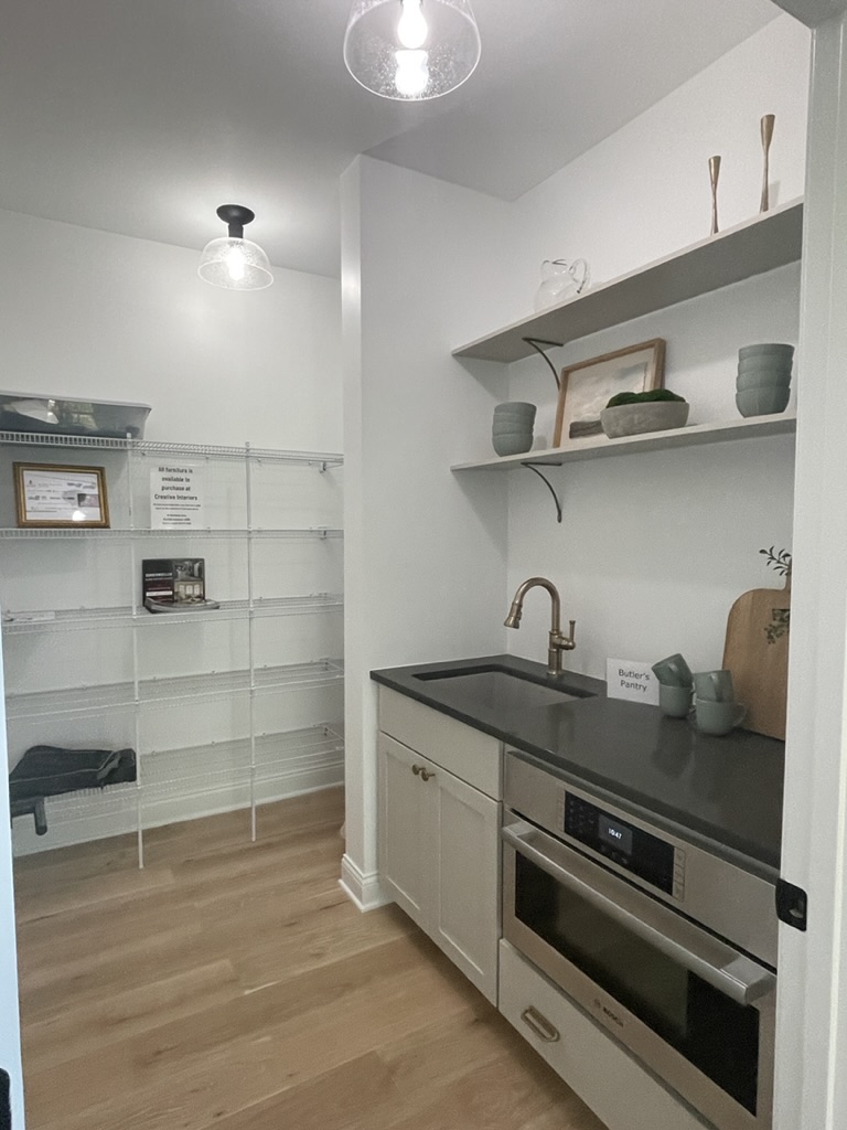 butler's pantry with sink and microwave